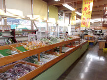 地元特産の野菜やお米が販売されています。食器類や陶器類も販売されてます。小規模の道の駅ですが、コンパクトにまとめられ販売されているので買い物がしやすいです。