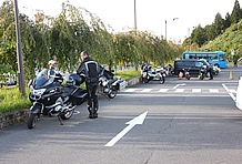 メイン駐車場に入り、交通整理員に誘導されてバイクを駐車したのは来場車両が通行する道の片隅。幅が広いとは言え、駐車スペースに出入りするクルマからすればバイクは邪魔に思える場所。駐輪場は無い。