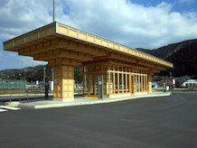 バスターミナルの建物は農村風景に対して奇抜な建物で、木材を工夫して使われています。ここは休憩所も兼ねています。