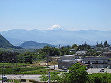 道の駅裏山の彩甲斐公園から見た富士山。空気が澄んでいる午前中がオススメ。