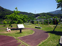 裏山の彩甲斐公園には無料で遊べる幼児用の遊具や、休憩用の東屋があります。
