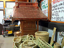 道の駅では珍しいお稲荷さんの神棚が63万円で販売されていました。銅板屋根もピカピカです。