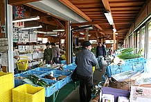 今や道の駅ならば必ずある地元名産を所狭しと揃えた市場。ここ「やくの高原市」には新鮮な野菜の数々に、京都名物“京しるこ”などユニークなお土産も陳列。さりげなく京都っぽさがアピールされているのが◎。