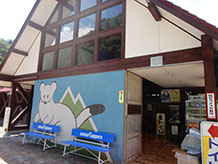 あちらこちらにみられるオコジョは奥飛騨温泉郷のマスコットマーク。スタンプもマンホールにもかわいいオコジョが描かれています。