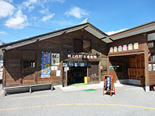 季節によりますが夏の間は早くから開店し、新鮮な野菜や手作りの品がたくさんありました。お花もきれいなものがお安く提供されていました。