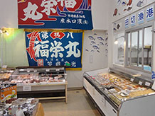 名古屋から直送される新鮮な魚や加工品の数々が並んでいます。惣菜コーナーもあるので昼食を買うのもよいです。