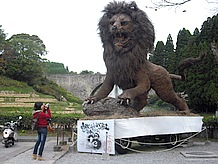 八朔祭りの大作り物。毎年新しい顔ぶれを見ることが出来るのが楽しい。この時はライオン、ワニ、かえるが、木の皮や枝などで組み上げられていた。近くで見るととても大きく迫力満点。あまりの大きさに泣き出す子供も!?