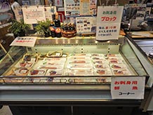 松浦市は全国有数の水産都市です。なかでもアジやサバの水揚げ、養殖とらふぐや養殖黒マグロの生産量は全国でも上位です。そんな地元漁港に上がった鮮魚のコーナーはこちら。