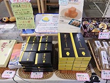 長崎のお土産としてもお馴染みのカステラですが、平戸市の定番土産と言えば「カスドース」。店員さん曰く、カステラ＋ドーナッツ＝カスドースだそうです。とても甘いお菓子です。