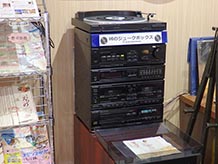 懐かしのEP盤LP盤のレコードをかけることのできるジュークボックス in 情報・休憩コーナー。