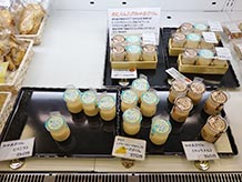 みやま市のケーキ屋さん『あとらんた』のみやまぷりん。手でつまめるほど新鮮な地元産の卵黄とジャージー牛乳、そしてマダガスカル産バニラビーンズのコラボレーション。