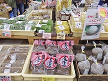 『高巣食品』は江戸時代から製造と販売を続けるこんにゃく・ところてんのお店。昔ながらの製法を守って、丁寧に作られるこんにゃくです。