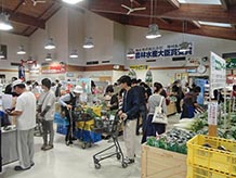 農産物や加工品はとにかく人気があり、朝早くから大勢のお客さんで賑わっています。