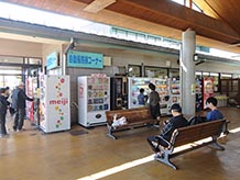 情報交流室の横に自販機コーナーとトイレがあります。屋根もあり広々とした空間です。