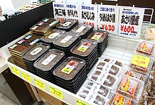 獲れたての魚をその場で加工。こうして作られた加工品のほか、内房の味覚の代表とも言えるアサリも販売しています。ちなみにアサリの佃煮などは通年あるようです。