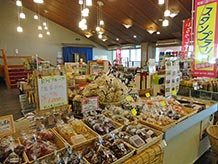 入ってすぐのロビーにある売店・お土産スペースです。写真の青いのれん奥にトイレと休憩室があります。宿泊や宴会のお客さんとも共有エリアなのでちょっと場違いと感じました。