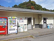 第二駐車場の前にある24時間利用OKのトイレです。公園、自販機、ベンチがあるのでこちらでも休憩ができます。