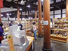 小石原焼の直売所。小石原焼は伝統技法を受け継ぎながら300年以上の歴史を持つ陶器で、生活の中で使用するように造られているものの、窯元によって異なる特徴を持っています。