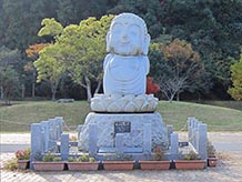 トイレ棟と川との間にある大仏像は、奈良東大寺と縁があるために造られたものです。東大寺の大仏像は初代と今では顔が違いますが、こちらの大仏像の顔も親しみがあっていいものです。