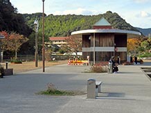 道の駅にある3棟の建物は形が統一されていません。その中でもトイレ棟は一風変わった外観になっています。中は木材を使ったシックな設計ですが、清潔度から考えると一歩後退といった感じです。