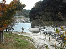 きれいな景観で有名な川上峡を望む場所に位置し、夏は釣りや水遊びもできます。