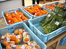 干し柿が名産ということですが、地元の名産の野菜と共に柿も販売されていました。