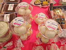 丸いゴム風船で豆腐を包んだユニークな一品で、その名も『風船とうふ ぱーるちゃん』。爪楊枝で風船を割って食べるのですが、子どもが楽しみながら食べられるアイデア商品です。