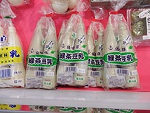 佐世保名物のあま～い豆乳に、地元産の世知原茶がブレンドされた豆乳飲料です。世知原茶は爽やかな香りと濃厚な旨みが特徴。ぜひお試しあれ。