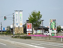 大きな看板と花の絨毯が広がっており、ライダーを快く出迎えます。