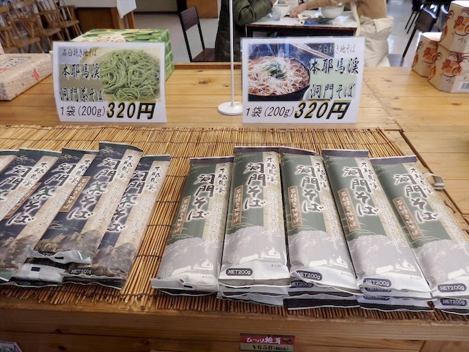 水の綺麗な本耶馬渓の地で作られた洞門そば。洞門茶そばも売られていました。冬は温そば、夏はざるそばで美味しく頂けます。