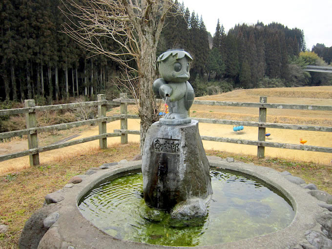 江戸時代に道の駅裏手を流れる平井川に住んでいて、旅人に悪さを働いたカッパをモチーフに作られた子供カッパ。道の駅あさじでは、イメージキャラクターとしてお土産などに印刷されています。