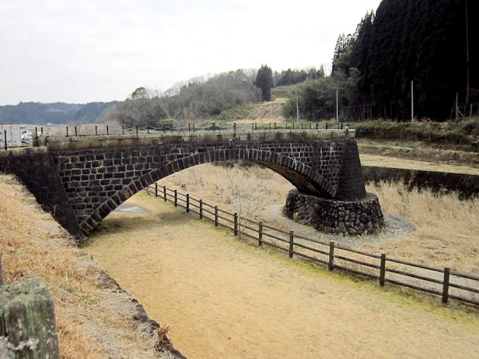 平井川には中途半端な橋（中渡橋）がありますが、川幅の拡幅工事で取り壊される石橋をここに移設させたもの。九州では石橋が多くあり、地元では役目を終えてもこの様に保存されることがあります。