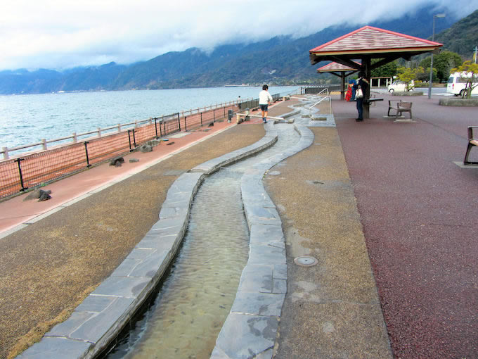 長さ60mを誇る足湯は道の駅の足湯としては日本一。ちなみに”足湯”の全国一位は雲仙市にある小浜温泉で長さは105mです。