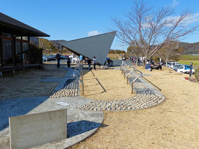 足つぼを刺激する歩道と奥に見える足湯コーナー。足湯と足つぼの組み合わせを何度か繰り返せば、帰路につくころには健康になっていそうですね。ブーツを脱いで、運動不足を解消していきましょう。