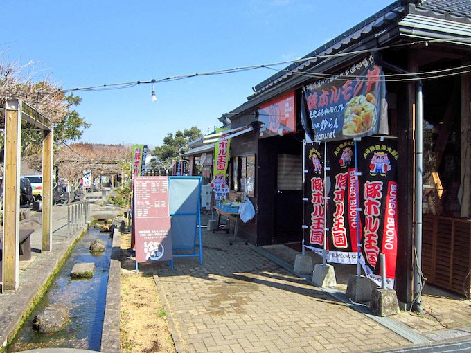 道の駅施設内を流れる小川沿いに食事処が並んでいます。この食事処目当てに立ち寄る車が多いように感じました。