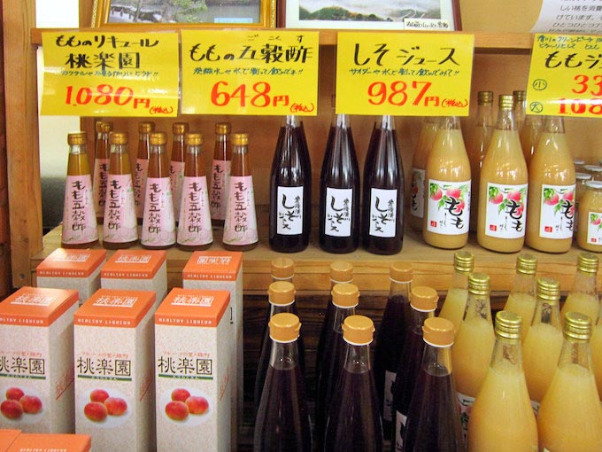 桃を加工した飲み物や、梅干しの色漬けにも使うしそジュースが販売されていました。店員に聞くとしそジュースは少しくせがあり、サイダーや水で割ると美味しいそうです。