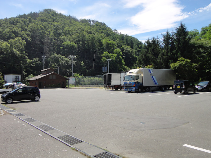 県道40号線を挟んで南側の駐車場。奥にあるトイレは広くて明るい雰囲気でした。敷地内にあるテニスコートの利用者も利用する駐車場なのでしょう。