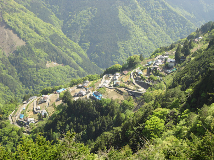 近辺のツーリングスポット『下栗の里』駐車場から、地元の方が整備してくれた山道を登っていくこと徒歩約20分。下栗の里を見下ろせる絶景が広がります。夏は緑濃く、秋の紅葉は息を呑む美しさ、四季折々の風景が見てみたくなります。