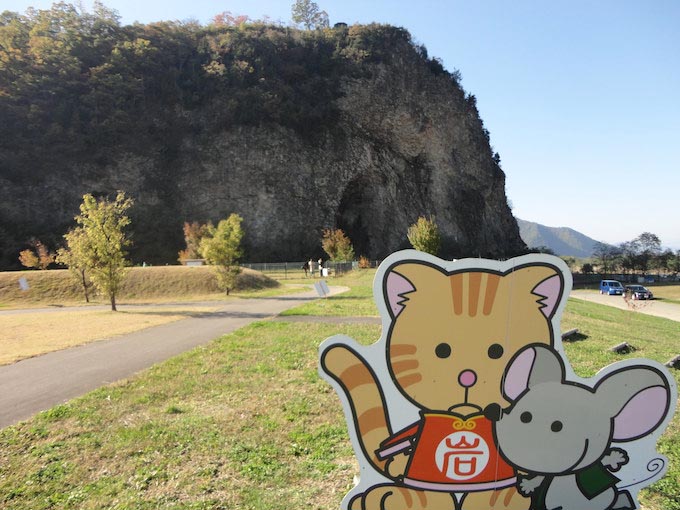 奥に見えるのが奇石『岩鼻』。鼻の穴にみえるでしょう!?横から登ると公園と展望台があり、上田市と千曲川が見渡せます。手前の二匹はおとぎの里マスコットのにゃんとちゅー。