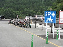 駐輪場は専用で、左右に分かれており片側20台、計40台は停められそう。