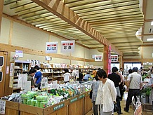 地場産品が多く並ぶ広い売店。