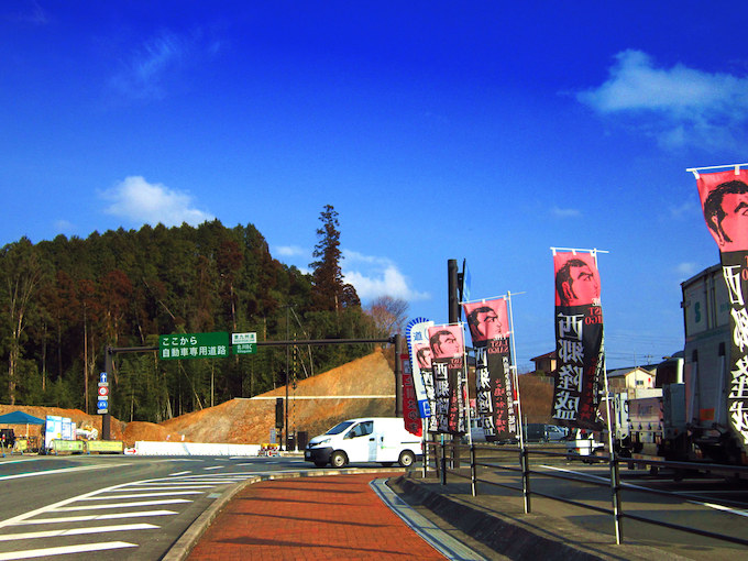 国道10号から道の駅に入ると自動車道入口前を右折することになりますが、自動車道から出てくる車と交差するので注意しなければなりません。反対に道の駅から自動車道入口へ向かう時も要注意です。