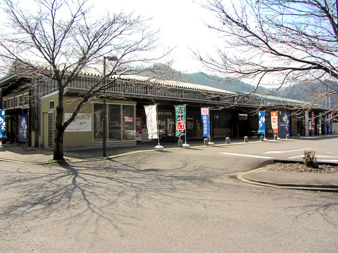 【道の駅むいかいち温泉】高速道路インターから１分・温泉とプールが併設の