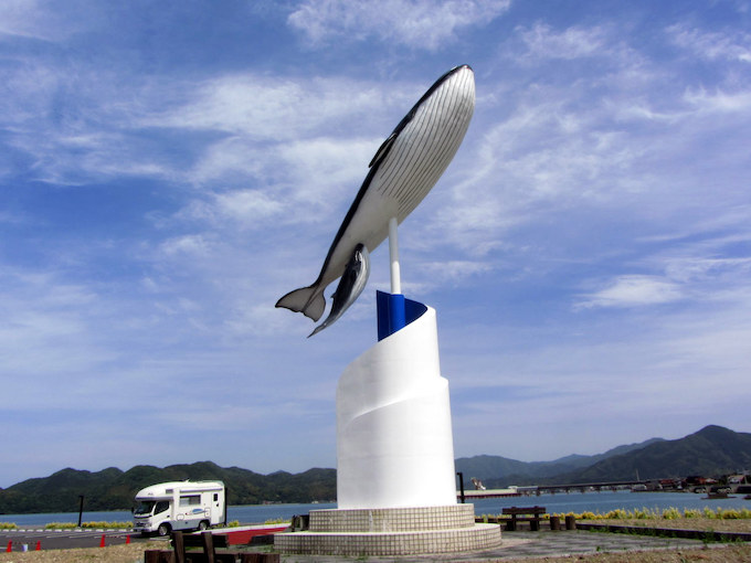 【ライダー目線で調査／道の駅センザキッチン】親子クジラのモニュメントが目印