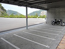 屋根付きバイク専用駐車場は用意されているものの、やや手狭。マスツーリングでは止める場所に困るかもしれないが、バイクを止め、顔を上げると綺麗な海が見えるはず。