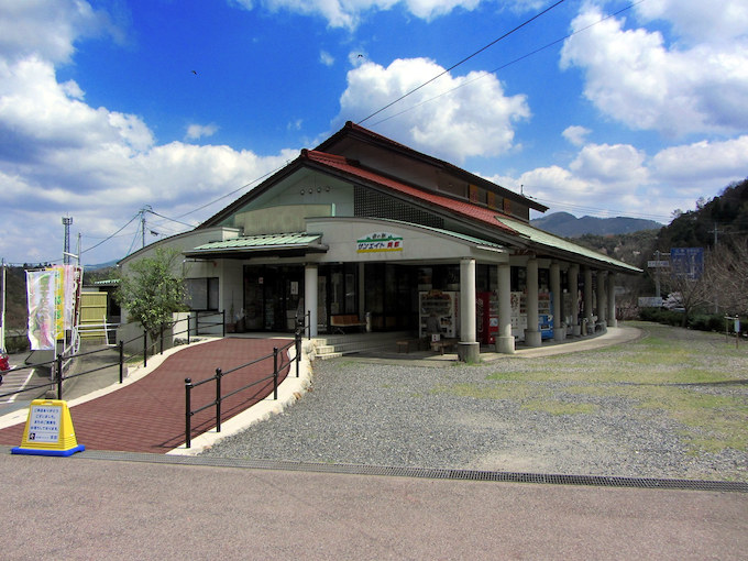 【ライダー目線で調査／道の駅サンエイト美都】山間部に現れる十割驛そばの看板が目印