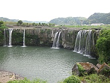 日本の滝百選にも選ばれている高さ20ｍ幅120ｍの「東洋のナイアガラ」。雨後は川の水量も増え、さらに迫力があります。近くまで歩いて行けるので、見下ろしても見上げても絶景です。