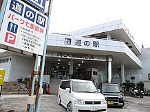 看板も建物も、くたびれモード。元気さを感じさせない道の駅です。