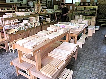 木工製品がずらりと並ぶ売店