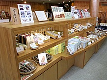 奈良特産の葛などを使ったわらび餅と丁稚ようかんなどが並ぶ売店。